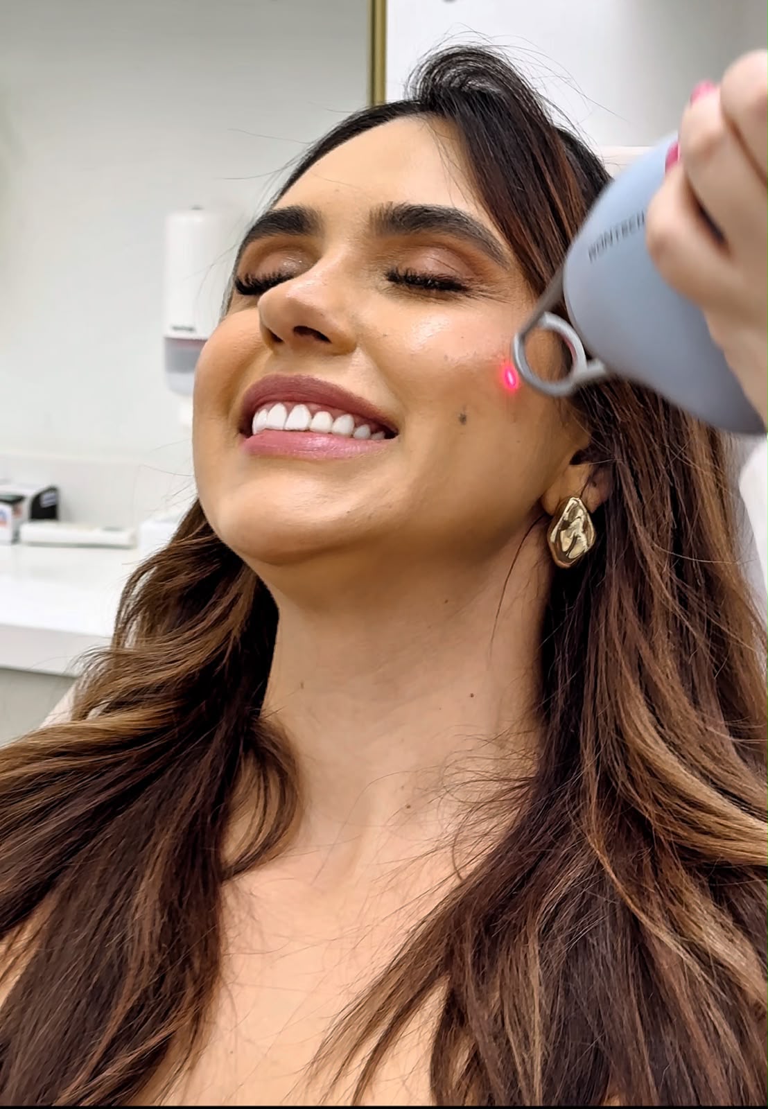 Cliente recebendo procedimento de tecnologia estética facial no salão