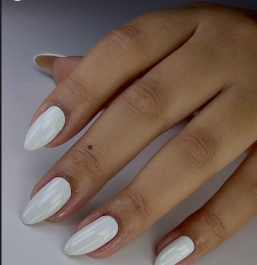 Unhas amendoadas em esmaltação branca leitosa