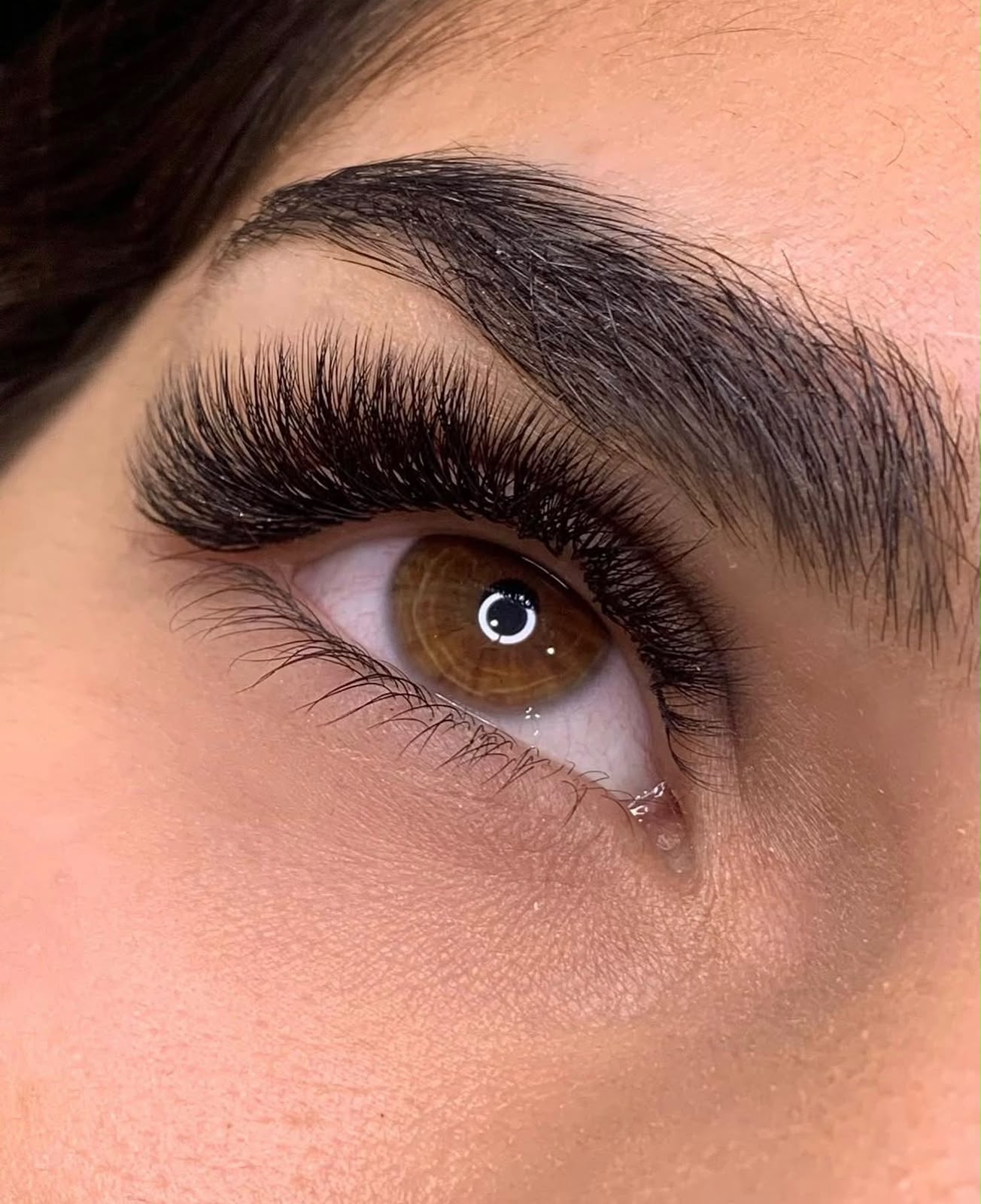 Extensão de cílios realizada pelas Lash Designers do salão