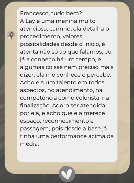 Print de feedback real de cliente elogiando a colorista Lay pelo atendimento e finalização